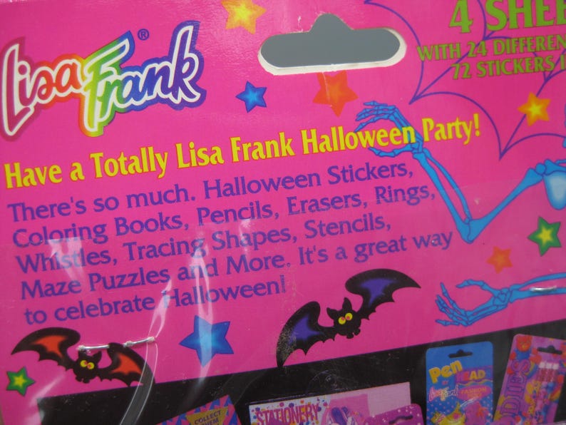 Puede incluir: Un juego de papeler&iacute;a rosa de Lisa Frank con tem&aacute;tica de Halloween. El embalaje presenta el logotipo de Lisa Frank, murci&eacute;lagos, estrellas e ilustraciones de esqueletos. El texto incluye "Pegatinas de Halloween, Libros para colorear, L&aacute;pices, Gomas de borrar, Anillos, Silbatos, Formas de trazado, Plantillas, Rompecabezas de laberintos y m&aacute;s."