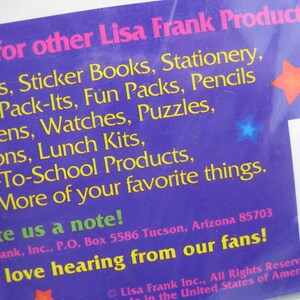 Puede incluir: Un fondo morado con texto que promociona los productos de Lisa Frank, incluyendo pegatinas, papeler&iacute;a y l&aacute;pices. El texto tambi&eacute;n incluye una llamada a escribir una nota y un c&oacute;digo de barras.