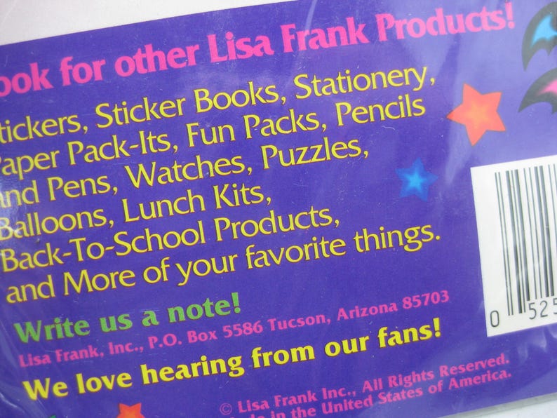 Puede incluir: Un fondo morado con texto que promociona los productos de Lisa Frank, incluyendo pegatinas, papeler&iacute;a y l&aacute;pices. El texto tambi&eacute;n incluye una llamada a escribir una nota y un c&oacute;digo de barras.