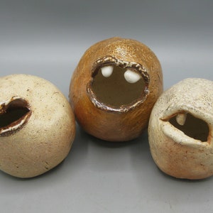 Può includere: Un cartello in legno rustico con la scritta "Welcome to our home" in stile scritto a mano. Il cartello presenta una finitura invecchiata e un design semplice e invitante, ideale per un portico o un ingresso.