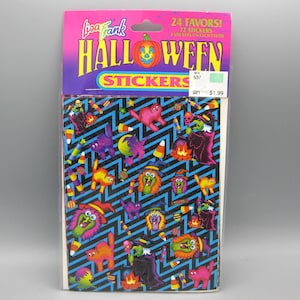 Puede incluir: Un paquete de pegatinas de Halloween de Lisa Frank. El paquete presenta un encabezado rosa y morado con un dise&ntilde;o de calabaza. Las pegatinas tienen un fondo negro con zigzags azules y personajes coloridos de Halloween.