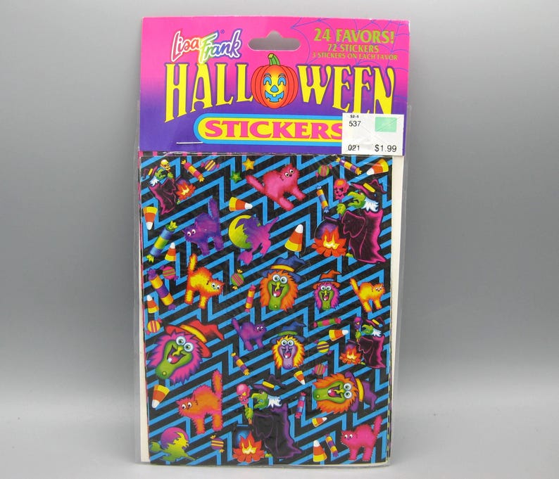 Puede incluir: Un paquete de pegatinas de Halloween de Lisa Frank. El paquete presenta un encabezado rosa y morado con un dise&ntilde;o de calabaza. Las pegatinas tienen un fondo negro con zigzags azules y personajes coloridos de Halloween.