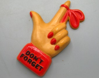 Vintage Don't Forget Plastic Hand Finger Novelty Kitchen Refrigerator Fridge Magnet