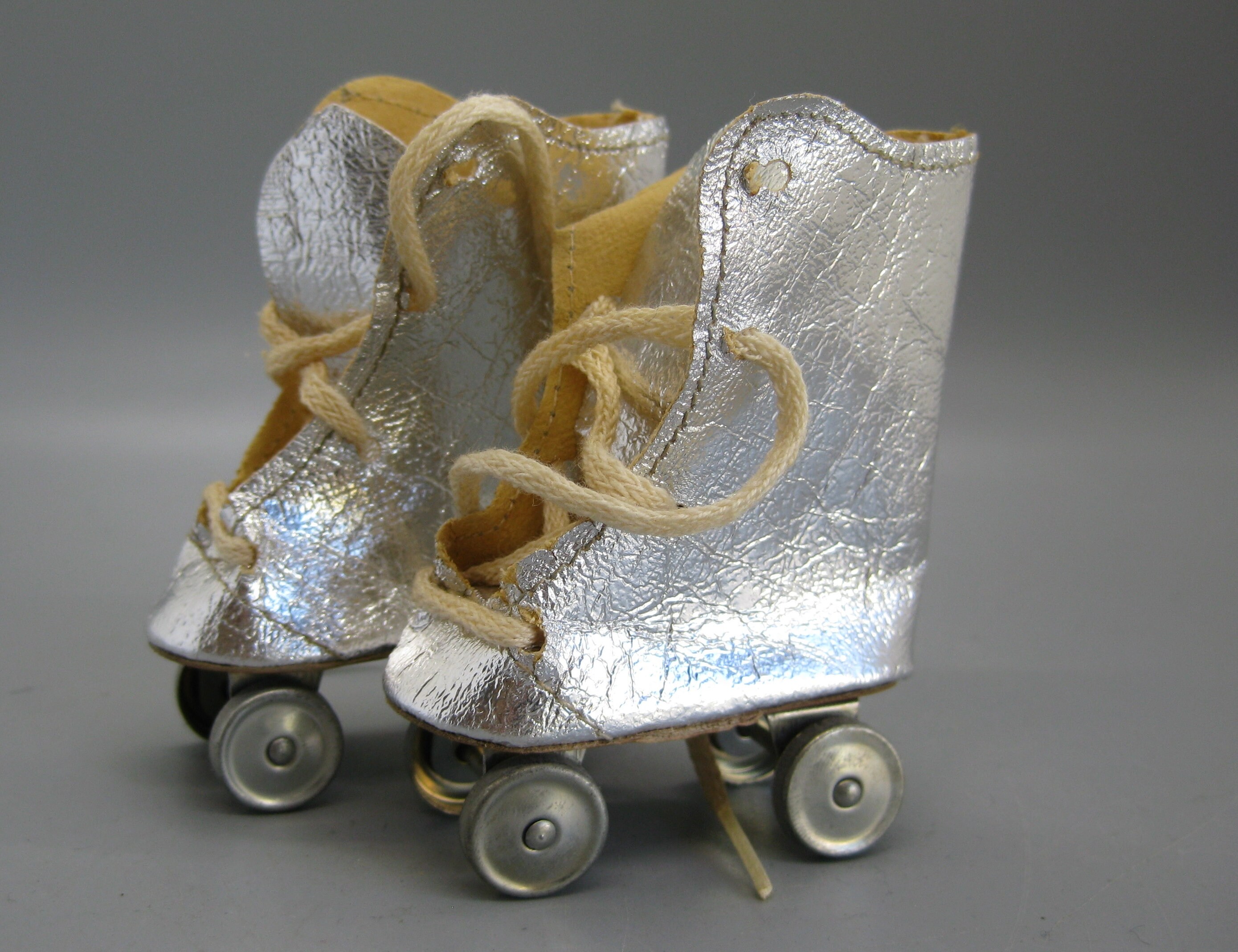 vintage des années 50 idéal Toni Doll argent patins à roulettes chaussures