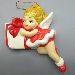 Puede incluir: Un juego de tres tazas de cerámica con un acabado moteado y mate. Las tazas son de color crema, marrón claro y marrón oscuro. Cada taza tiene un diseño simple y minimalista.