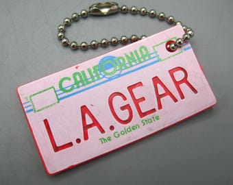 Llavero de plástico con diseño de matrícula vintage de los 80 de LA GEAR, California.