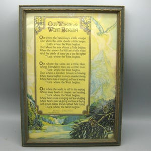 Könnte beinhalten: Gerahmtes Kunstwerk mit einem Gedicht mit dem Titel "Out Where the West Begins" von Arthur Chapman. Das Kunstwerk hat einen gelben Hintergrund mit einer Landschaftsszene und einem grünen und goldenen Rahmen. Das Gedicht ist in schwarzem Text geschrieben.
