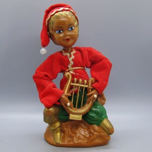 Figurina natalizia Pixie Lyre in plastica di velluto rosso Tilso vintage anni &#39;60