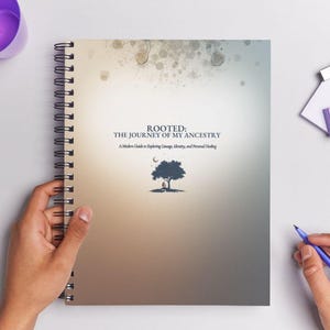 Może przedstawiać: Spiralnie oprawiony notatnik z tytułem "ROOTED: THE JOURNEY OF MY ANCESTRY" na okładce. Okładka zawiera ilustrację drzewa i gradientowe tło. Notatnik jest trzymany przez dwie ręce.