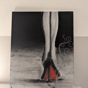Könnte beinhalten: Acrylgemälde auf Leinwand, das Beine in High Heels zeigt. Die Absätze sind schwarz mit roter Sohle. Eine Zigarette mit Rauch befindet sich im Vordergrund. Der Hintergrund ist schwarz und grau.