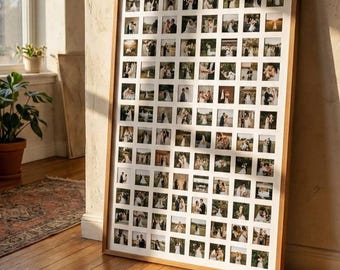 Könnte beinhalten: Eine große, gerahmte Collage von Hochzeitsfotos. Der Holzrahmen umgibt ein Raster aus kleinen quadratischen Fotos, die jeweils einen Moment einer Hochzeit festhalten. Die Fotos sind in Schwarzweiß und Farbe, und der Rahmen lehnt an einer Wand.