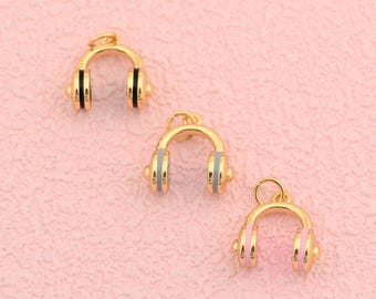 Elegante colgante para auriculares con acabado chapado en oro de 18 quilates, detalles de esmalte liso y diseño para amantes de la música. 14 x 15 mm.