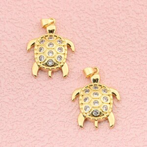 Colgante de tortuga marina oceánica en baño de oro de 18 quilates con detalle de concha de cristal para diseños de joyería playera 20 x 28 mm