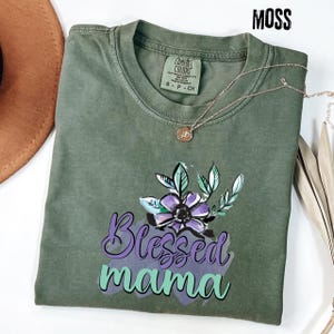 Camiseta "Blessed Mama", camiseta estampada floral para mamá, camiseta cristiana para mamá, camiseta inspirada en la fe para mamá, camiseta de regalo para mamá religiosa.
