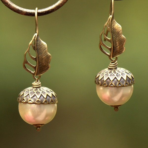 Pearl EARRINGS Oak Leaves with acorns. Swarovski Pearl in Champagne, ivory, off white color. Antiqued brass. 4 seasons Fashion Autumn trends