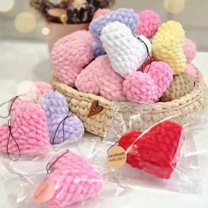 Peut inclure: Ensemble de trois mugs en céramique avec une finition mate et mouchetée. Les tasses sont de couleur crème, gris clair et gris foncé. Design simple et minimaliste.