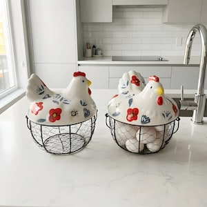 Cesta de cerámica pintada a mano con diseño de gallina para huevos, decoración rústica de cocina de granja.