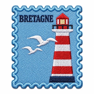 May include: A rectangular embroidered patch with a scalloped edge, featuring a light blue background, two white seagulls, and a red and white striped lighthouse with a dark blue base. The word BRETAGNE is stitched in dark blue letters.