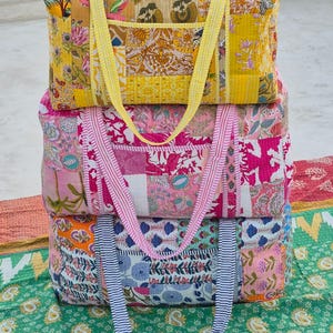 Puede incluir: Una taza de cerámica blanca con un asa negra y el texto "But First, Coffee" en negro, con una fuente de estilo manuscrito. La taza está sobre una superficie blanca.