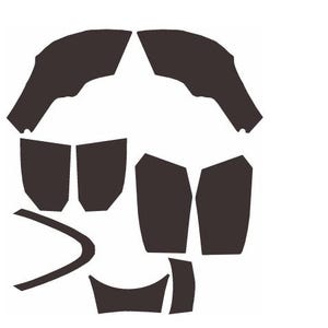 Puede incluir: Un conjunto de piezas oscuras de forma irregular, posiblemente para un vehículo, dispuestas sobre un fondo blanco. Las formas varían en tamaño e incluyen formas curvas y angulares, lo que sugiere una plantilla o patrón.