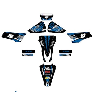 Könnte beinhalten: Eine Sammlung von Yamaha Motorrad-Aufklebern in Schwarz, Weiß und Blau. Die Aufkleber enthalten die Nummer 12, Yamaha-Logos und Sponsorenmarken wie Dunlop und KYB. Das Design ist symmetrisch und für ein Motorrad bestimmt.