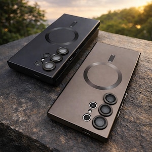 Può includere: Un set di tre tazze in ceramica con finitura opaca e macchiettata. Le tazze sono nei toni del crema, grigio chiaro e grigio scuro. Ogni tazza ha un design semplice e minimalista.