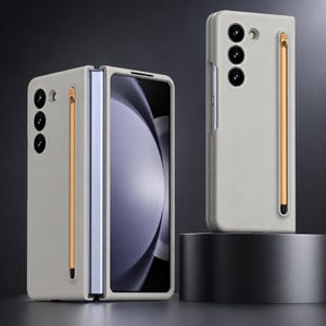 Puede incluir: Una funda de teléfono gris claro con un lápiz óptico integrado. La funda está diseñada para un teléfono plegable, con una sección que cubre la pantalla cuando está cerrada. La funda tiene un módulo de cámara con tres lentes.