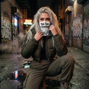 Bandana Muster Neck Gaiter | "This Shit is Bandanas" Schal mit Paisley-Gesicht