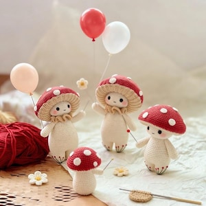 Puede incluir: Muñecas de crochet hechas a mano con forma de seta, con gorros rojos y blancos y cuerpos beige. Algunas muñecas sostienen globos. La escena incluye hilo, flores de ganchillo y un ganchillo, lo que sugiere un tema artesanal.