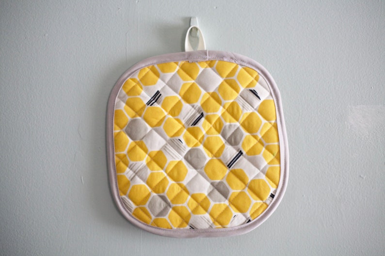 yellow honeycomb oven mitt potholder kitchenware under50 image 5