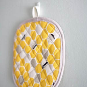 yellow honeycomb oven mitt potholder kitchenware under50 image 4