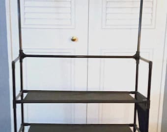 Organizador de sapatos com 5 níveis, ganchos e bolso lateral, otimiza o espaço.