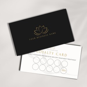 Op de afbeelding: Twee visitekaartjes. De bovenste kaart is zwart met een gouden lotusbloemlogo en de tekst "YOUR BUSINESS NAME". De onderste kaart is wit met een gouden ontwerp en de tekst "LOYALTY CARD". Het heeft cirkels voor stempels.