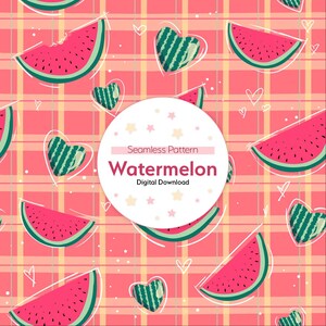 Puede incluir: Patrón sin costuras con rodajas de sandía y formas de corazón sobre un fondo de cuadros rosas. El diseño incluye el texto "Seamless Pattern Watermelon Digital Download" en un círculo blanco con estrellas.