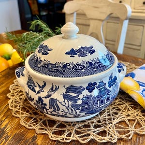 Vintage Churchill Blue Willow Lidded Tureen 9.5” Serving Bowl: Blue Transferware