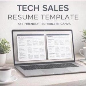 Op de afbeelding: Een laptop met een cv-sjabloon, met bovenaan de tekst "TECH SALES RESUME TEMPLATE". De laptop staat op een bureau met twee kopjes koffie en kleine planten in potten. De tekst "ATS FRIENDLY | EDITABLE IN CANVA" is ook zichtbaar.
