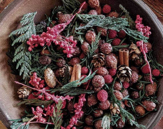 Christmas Wreath  -  primitive bowl fillers w/ refresher oil