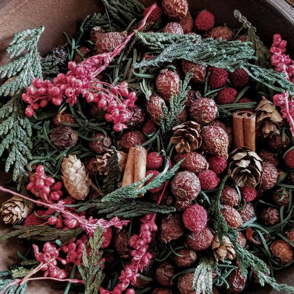 Christmas Wreath  -  primitive bowl fillers w/ refresher oil