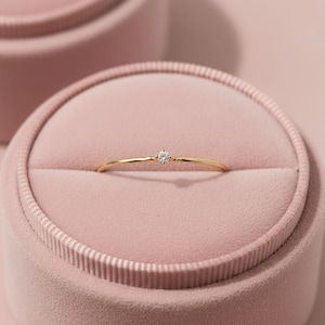 Minimalistischer Gold Solitär Ring - Zierliches Moissanit Band zum Stapeln