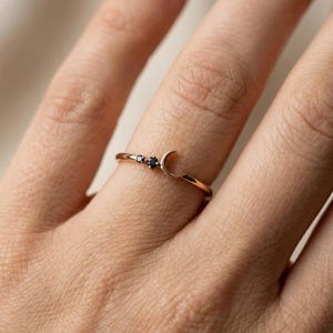 Halvmånering med svarta spinelldetaljer – Celestial Stacking Band