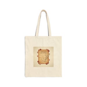 Peut inclure: Sac fourre-tout crème avec un motif rectangulaire représentant une illustration de parchemin vintage. L'illustration comprend une plume, des volutes décoratives et le texte "Tender Words from the Heart."