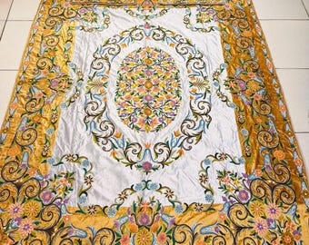 Luksusowa, ręcznie haftowana tkanina w kwiaty w kolorze kremowym i żółtym z połyskiem