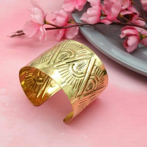 Bracciale rigido tribale in oro per donna, ampio bracciale rigido in ottone stampato, bracciale rigido con motivo etnico a triangolo, gioielli boho di tendenza
