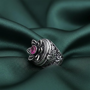 Bague poison lotus rubis faite à la main - bague médaillon plaquée argent sterling 925 - bague à compartiment secret design fleur - bijoux tendance bohème