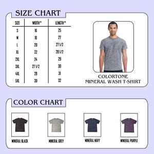 Puede incluir: Una tabla de tallas y colores para camisetas Colortone mineral wash. La tabla de tallas enumera anchos y largos en pulgadas para las tallas S a 5XL. La tabla de colores muestra cuatro opciones de camisetas: mineral black, grey, navy y purple.