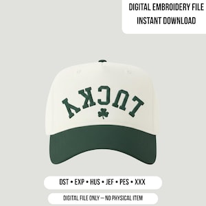 Könnte beinhalten: Eine weiß-grüne Baseballkappe mit dem Wort "LUCKY" in dunkelgrünen Buchstaben und einem Kleeblatt. Die Kappe hat einen dunkelgrünen Schirm und den Text "DIGITAL EMBROIDERY FILE INSTANT DOWNLOAD".