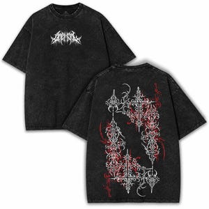 Puede incluir: Camiseta negra con lavado ácido con texto gótico blanco en la parte delantera y un diseño detallado en blanco y rojo en la parte trasera. El diseño presenta cruces ornamentados y elementos decorativos. La camiseta tiene un corte holgado y mangas cortas.