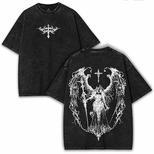 Puede incluir: Camisetas negras con lavado ácido y diseños gráficos blancos. Una camiseta presenta un diseño de cruz en la parte delantera, la otra muestra una figura detallada de ángel con una espada y una cruz en la espalda. Las camisetas tienen cuello redondo y mangas cortas.