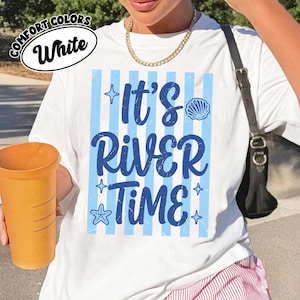 Camiseta Comfort Colors Its River Time, camiseta con estampado de lago veraniego, regalo para mujer para un viaje por el río, conjunto para un paseo en balsa, camiseta con ambiente veraniego costero.