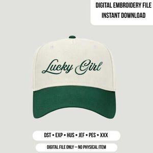 Può includere: Un cappellino da baseball con corona bianca e visiera verde scuro. Le parole "Lucky Girl" sono ricamate in corsivo sul davanti. L'immagine include anche il testo "DIGITAL EMBROIDERY FILE INSTANT DOWNLOAD" e "DIGITAL FILE ONLY - NO PHYSICAL ITEM."